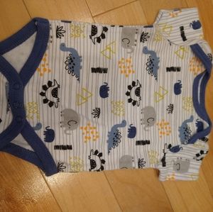 4/20$ 0-3m Chickpea dinosaur onesie